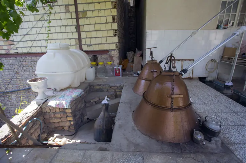 Alambics en cuivre d'une distillerie d'eau de rose à Kashan, en Iran, sous un auvent