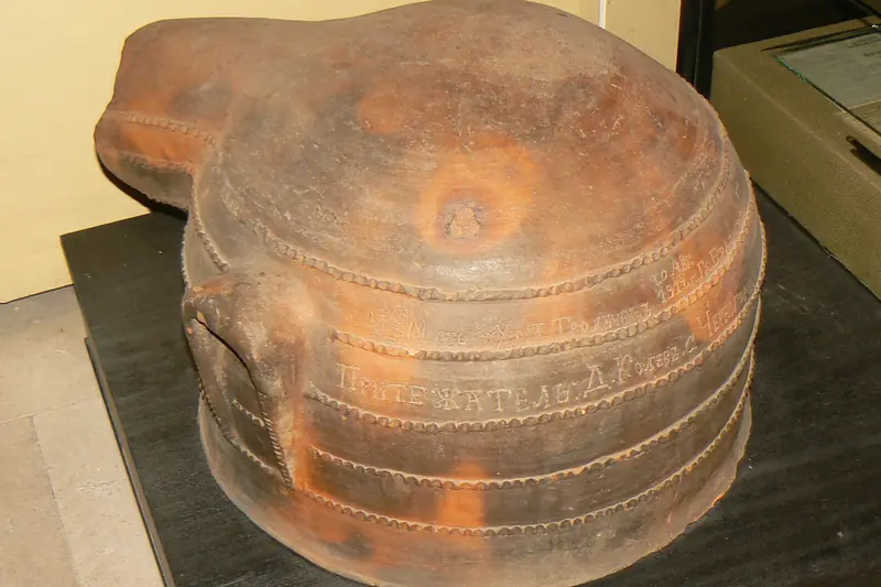 Ancien chaudron en cuivre de distillation d'essence de rose au musée de Bratsigovo