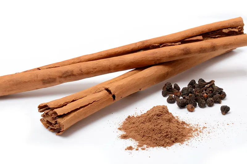 Bâtons de cannelle de Ceylan, cannelle en poudre et grains de poivre de la Jamaïque