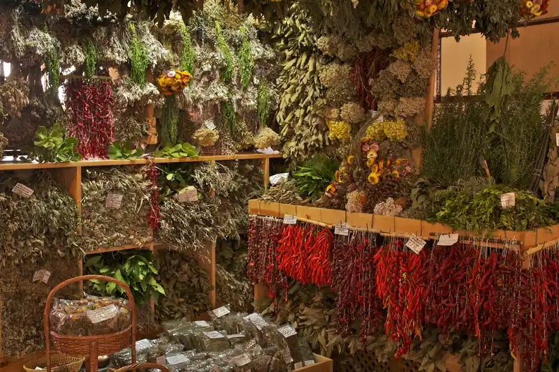 Étal d'épices et de plantes séchées au marché de Funchal, piments en guirlandes
