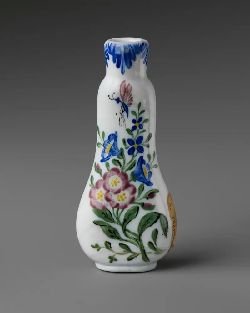 Flacon de senteur anglais en verre opalin peint de fleurs, bouchon bleu