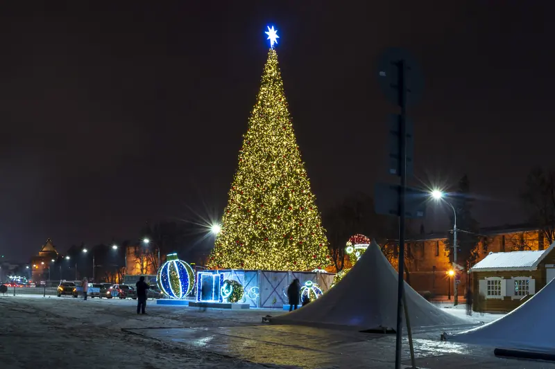 Grand sapin de Noël lumineux sur une place enneigée la nuit, à Nijni Novgorod