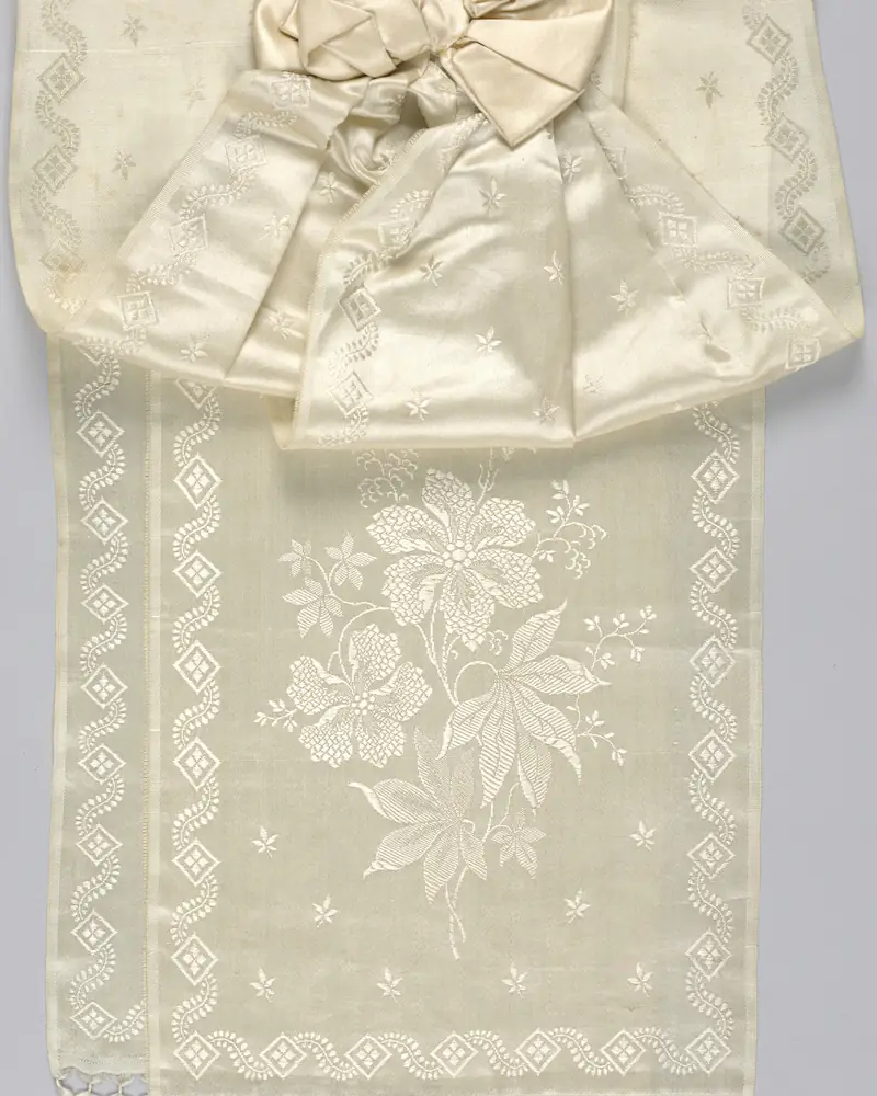 Nœud en satin blanc à longs pans brodés de fleurs, accessoire de 1875