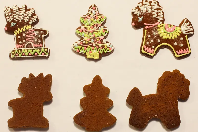 Pains d'épices russes en forme de cerf, de sapin et de cheval, décorés et nature