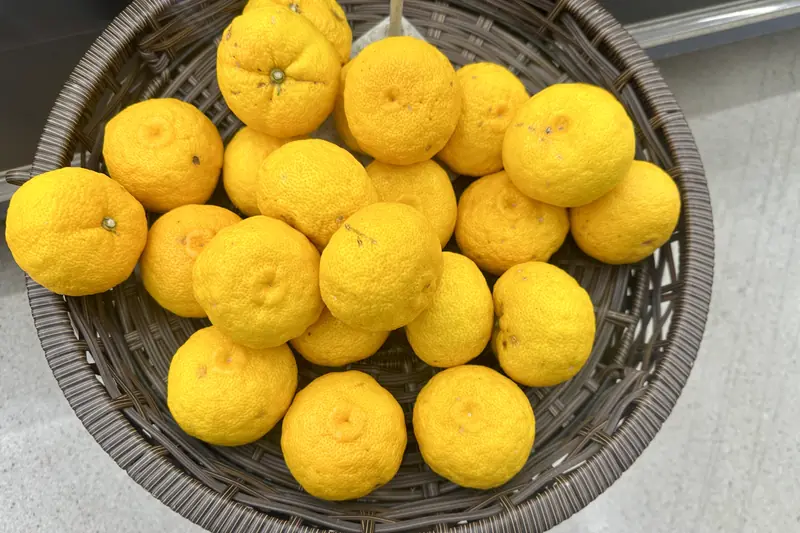 Panier tressé rempli de yuzus jaunes proposés à la vente au Japon
