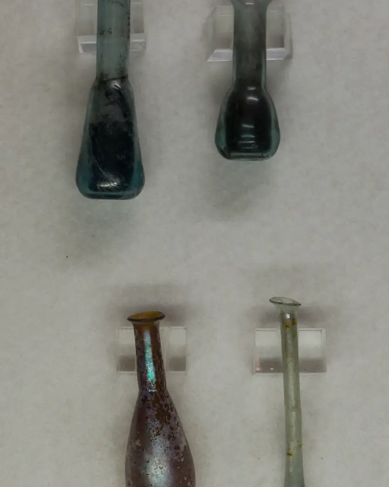 Petits flacons à parfum romains en verre de Pompéi et Boscoreale, vitrine de musée