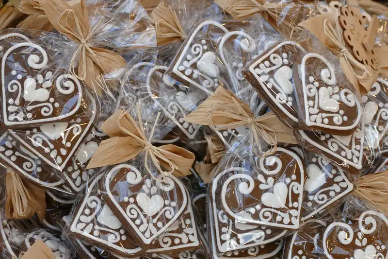 Petits pains d'épices en forme de cœur décorés de glaçage blanc, emballés pour la vente