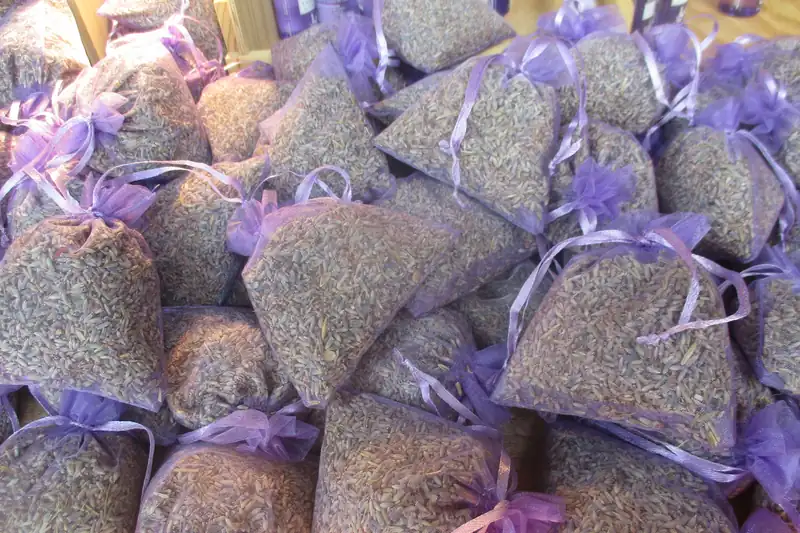 Petits sachets d'organza mauve garnis de fleurs de lavande séchées