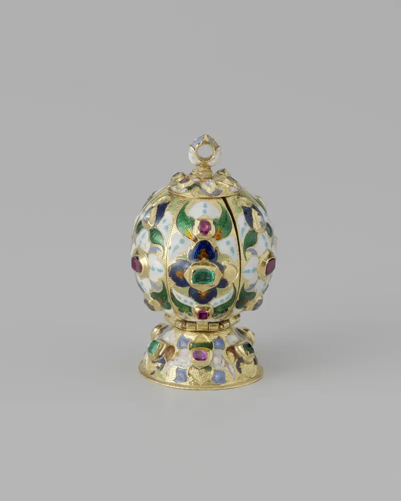 Pomander ancien en or émaillé et pierres, boule à parfum ouvragée sur fond gris
