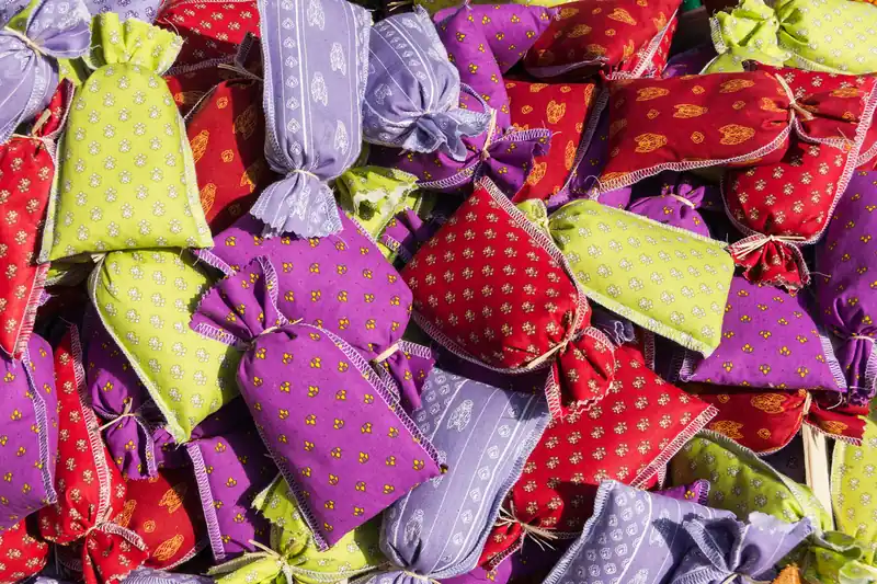 Sachets de tissu provençal colorés remplis de senteurs, sur un marché de Munich
