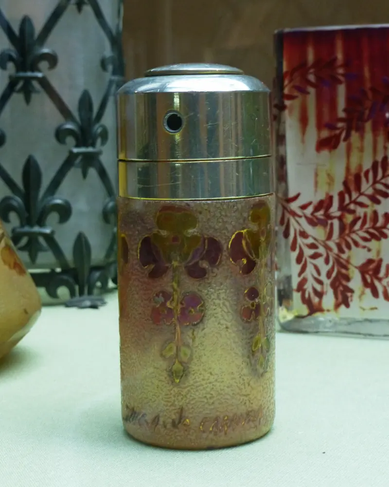 Vaporisateur ancien en verre soufflé décoré de fleurs, monture métallique
