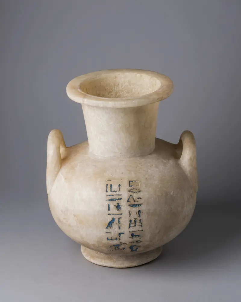 Vase à onguent égyptien en albâtre à deux anses, inscrit de hiéroglyphes noirs