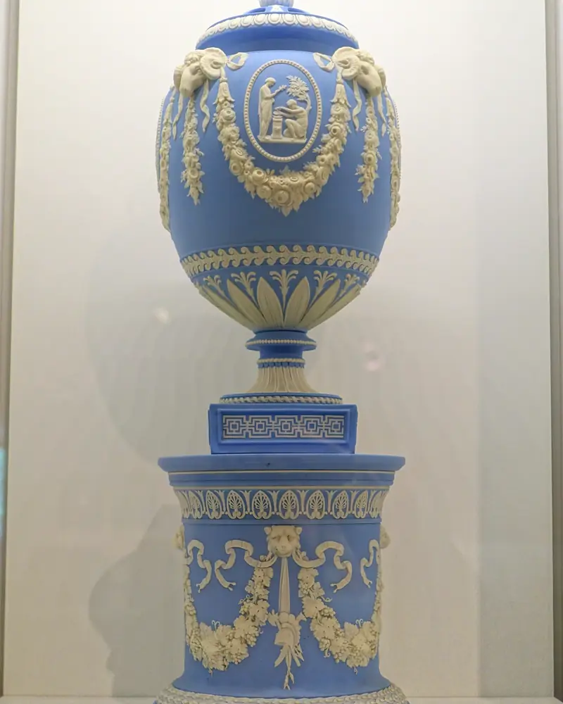 Vase à pot-pourri ancien en jaspe bleu et blanc sur son piédestal, en musée